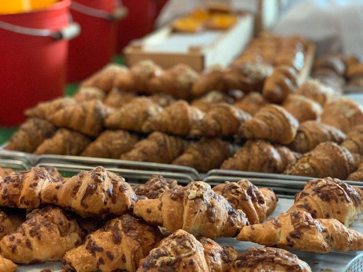 Best Plaza West Bay Hotel Doha Luaran gambar Chocolate croissants