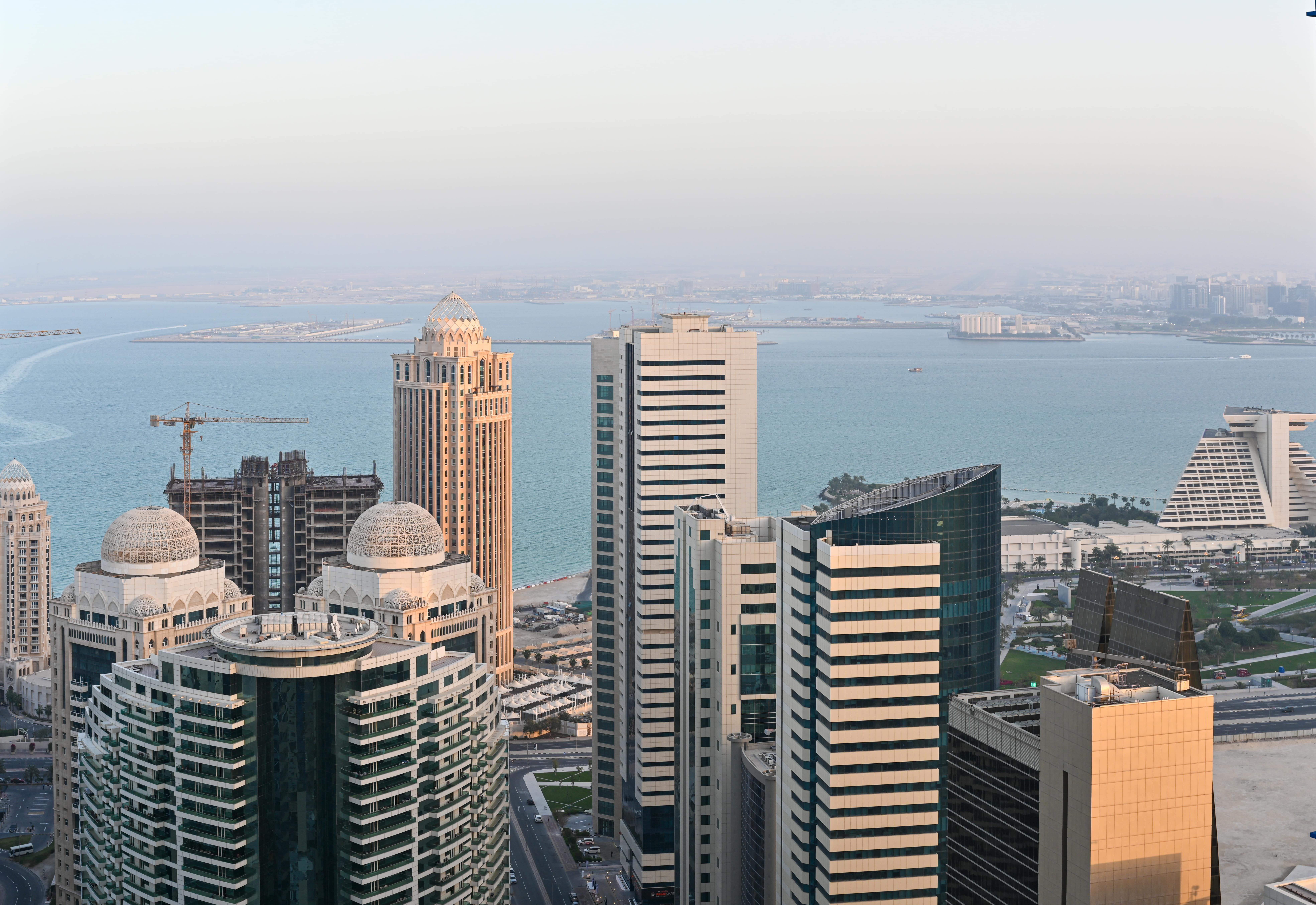 Best Plaza West Bay Hotel Doha Luaran gambar Manama skyline