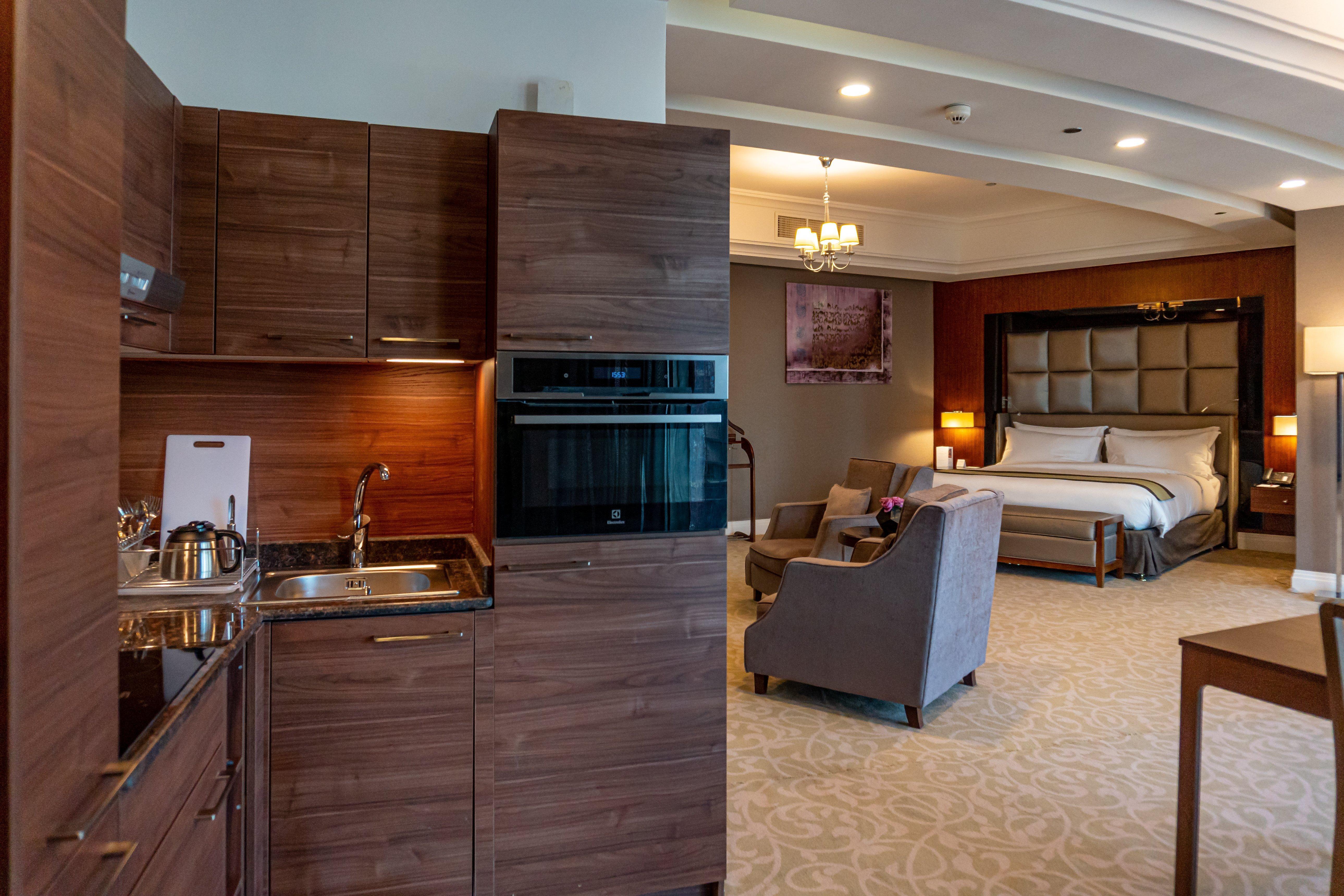 Best Plaza West Bay Hotel Doha Luaran gambar A suite at the hotel