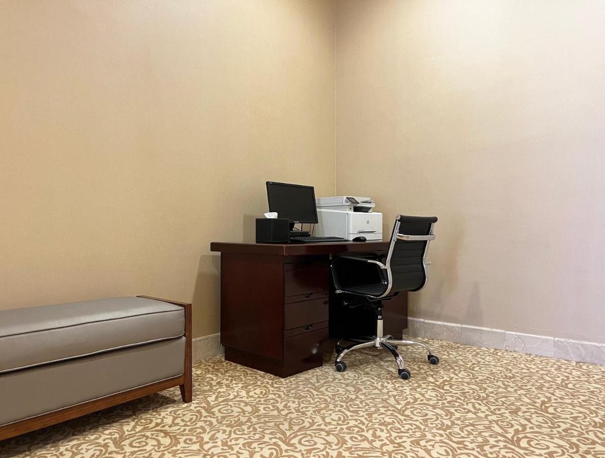 Best Plaza West Bay Hotel Doha Luaran gambar A room with a carpet